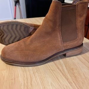 Size 8, lightly worn Clarks women’s Chelsea boots, camel